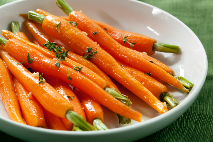 Baby carrots cooked with garlic, honey and thyme. Delicious!